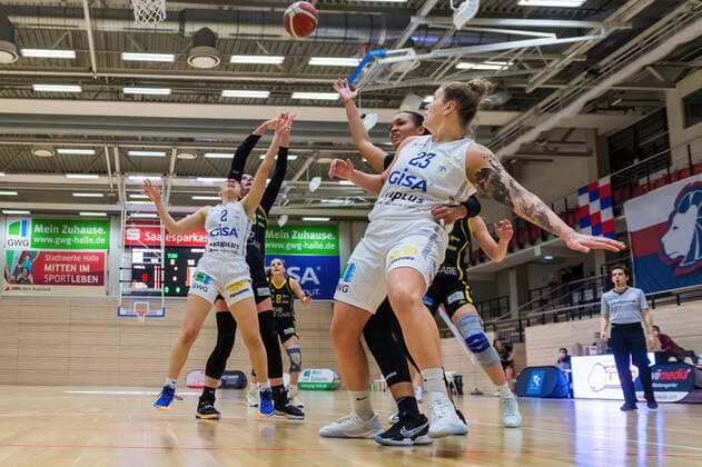 Klaudia Grudzien (23, GISA Lions SV Halle) hält gegen Chelsea Waters (Saarlouis) den Weg frei für Darien Huff (02, GISA Lions SV Halle) und Klara BRICHACOVA (Saarlouis) GISA Lions SV Halle vs. inexio Royals aus Saarlouis Basketball - 1. Bundesliga - ERDGAS Sportarena Halle (Saale) 27.12.2020 Foto: Holger John Sachsen-Anhalt Deutschland