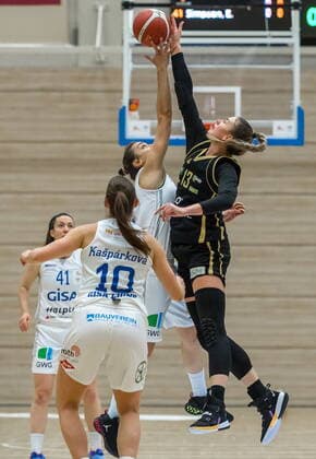 Styliani (Stella) Fouraki (15, GISA Lions SV Halle) gegen Klara BRICHACOVA (Saarlouis) GISA Lions SV Halle vs. inexio Royals aus Saarlouis Basketball - 1. Bundesliga - ERDGAS Sportarena Halle (Saale) 27.12.2020 Foto: Holger John Sachsen-Anhalt Deutschland