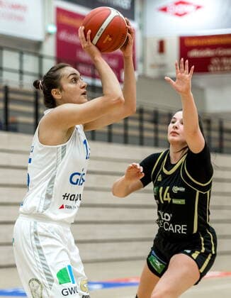 Styliani (Stella) Fouraki (15, GISA Lions SV Halle) gegen Linn Schüler (Saarlouis) GISA Lions SV Halle vs. inexio Royals aus Saarlouis Basketball - 1. Bundesliga - ERDGAS Sportarena Halle (Saale) 27.12.2020 Foto: Holger John Sachsen-Anhalt Deutschland