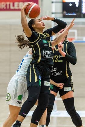 Chelsea Waters (Saarlouis) setzt sich gegen Charlotte Kreuter (13, GISA Lions SV Halle) durch GISA Lions SV Halle vs. inexio Royals aus Saarlouis Basketball - 1. Bundesliga - ERDGAS Sportarena Halle (Saale) 27.12.2020 Foto: Holger John Sachsen-Anhalt Deutschland