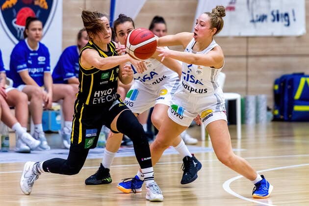 Darien Huff (02, GISA Lions SV Halle) gegen Andrea Andelová (Saarlouis) GISA Lions SV Halle vs. inexio Royals aus Saarlouis Basketball - 1. Bundesliga - ERDGAS Sportarena Halle (Saale) 27.12.2020 Foto: Holger John Sachsen-Anhalt Deutschland