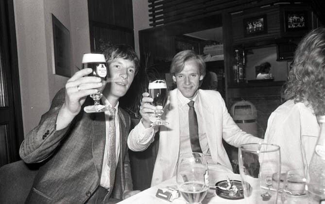 26.05.1984 VfB Stuttgart Meisterschaft 1984 Empfang Rathaus Deutschland, Stuttgart, 26.05.1984, Fussball, Bundesliga, Saison 1983 1984, 26.05.1984 VfB Stuttgart Meisterschaft 1984 Empfang Rathaus: v.l. Asgeir Sigurvinsson, Dan Corneliusson trinken Bier.