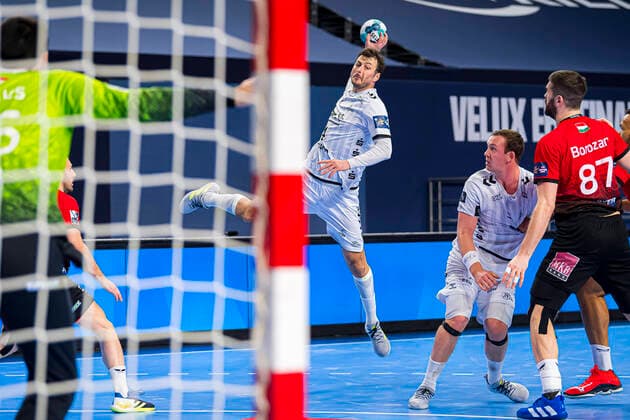 Sport Bilder des Tages Koeln, Deutschland 28. Dezember 2020: Handball CL Final4 19 20 - Halbfinale - THW Kiel vs. Telekom Veszprem HC v.li. Rodrigo Corrales Rodal (Veszprem HC), Domagoj Duvnjak (THW Kiel) , Sander Sagosen (THW Kiel) Koeln Lanxess Arena Nordrhein-Westfalen Deutschland