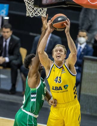 Basketball: Euroleague, Alba Berlin - Zalgiris Kaunas, Hauptrunde, 17. Spieltag, Mercedes-Benz Arena. ALBAs Luke Sikma (r) springt zum Korb gegen Nigel Hayes von Zalgiris Kaunas. ALBA Berlin - Zalgiris Kaunas