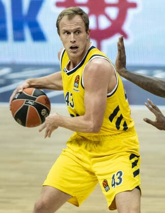 Basketball: Euroleague, Alba Berlin - Zalgiris Kaunas, Hauptrunde, 17. Spieltag, Mercedes-Benz Arena. ALBAs Luke Sikma spielt den Ball. ALBA Berlin - Zalgiris Kaunas