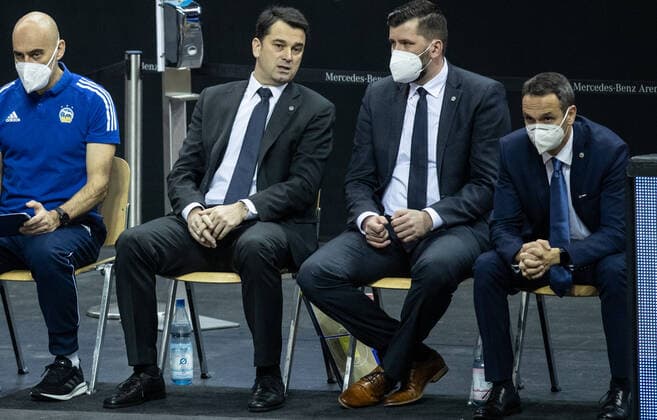 Basketball: Euroleague, Alba Berlin - Zalgiris Kaunas, Hauptrunde, 17. Spieltag, Mercedes-Benz Arena. ALBAs Athletiktrainer Pepe Silva Moreno (l-r), Co-Trainer Israel Gonzalez, Co-Trainer Sebastian Trzciona und Individualtrainer Carlos Frade sitzen am Rand des Courts. ALBA Berlin - Zalgiris Kaunas