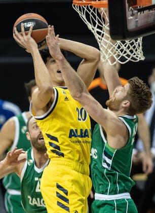 Basketball: Euroleague, Alba Berlin - Zalgiris Kaunas, Hauptrunde, 17. Spieltag, Mercedes-Benz Arena. ALBAs Simone Fontecchio (l) springt mit Ball zum Korb gegen Thomas Walkup von Zalgiris Kaunas. ALBA Berlin - Zalgiris Kaunas