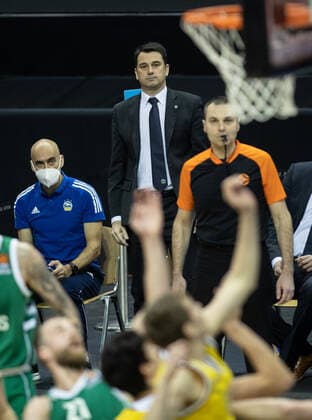 Basketball: Euroleague, Alba Berlin - Zalgiris Kaunas, Hauptrunde, 17. Spieltag, Mercedes-Benz Arena. ALBAs Athletiktrainer Pepe Silva Moreno (l) und Co-Trainer Israel Gonzalez verfolgen das Spiel. Trainer Reneses ist aufgrund eines positiven Coronatests abwesend. ALBA Berlin - Zalgiris Kaunas