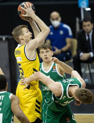 Basketball: Euroleague, Alba Berlin - Zalgiris Kaunas, Hauptrunde, 17. Spieltag, Mercedes-Benz Arena. ALBAs Niels Giffey (l) springt zum Korb gegen Marius Grigonis von Zalgiris Kaunas. ALBA Berlin - Zalgiris Kaunas