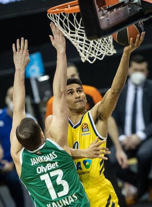 Basketball: Euroleague, Alba Berlin - Zalgiris Kaunas, Hauptrunde, 17. Spieltag, Mercedes-Benz Arena. ALBAs Maodo Lo (r) springt mit dem Ball zum Korb gegen Paulius Jankunas von Zalgiris Kaunas. ALBA Berlin - Zalgiris Kaunas
