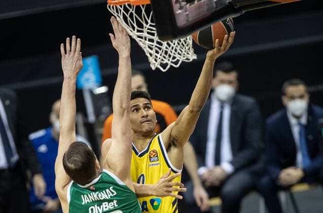 Basketball: Euroleague, Alba Berlin - Zalgiris Kaunas, Hauptrunde, 17. Spieltag, Mercedes-Benz Arena. ALBAs Maodo Lo (r) springt mit dem Ball zum Korb gegen Paulius Jankunas von Zalgiris Kaunas. ALBA Berlin - Zalgiris Kaunas