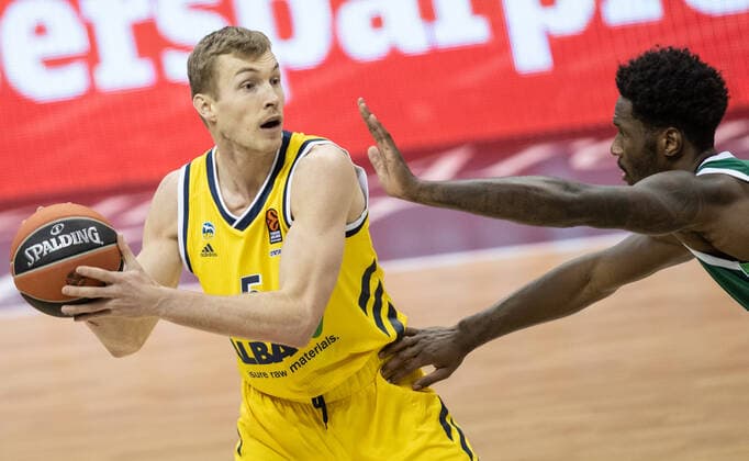 Basketball: Euroleague, Alba Berlin - Zalgiris Kaunas, Hauptrunde, 17. Spieltag, Mercedes-Benz Arena. ALBAs Niels Giffey (l) kaempft gegen Nigel Hayes von Zalgiris Kaunas um den Ball. ALBA Berlin - Zalgiris Kaunas