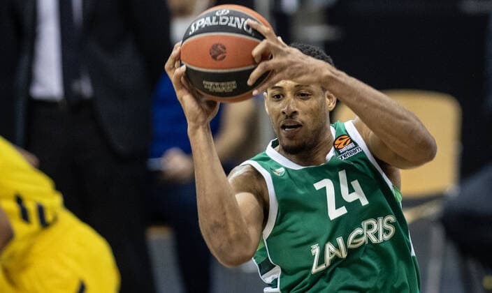 Basketball: Euroleague, Alba Berlin - Zalgiris Kaunas, Hauptrunde, 17. Spieltag, Mercedes-Benz Arena. Augustine Rubit von Zalgiris Kaunas spielt den Ball. ALBA Berlin - Zalgiris Kaunas