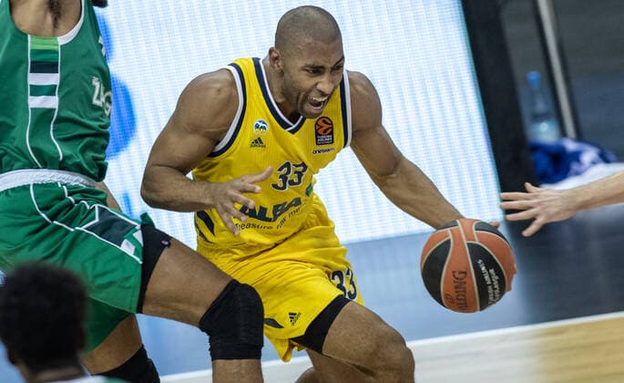 Basketball: Euroleague, Alba Berlin - Zalgiris Kaunas, Hauptrunde, 17. Spieltag, Mercedes-Benz Arena. ALBAs Jayson Granger spielt den Ball. ALBA Berlin - Zalgiris Kaunas