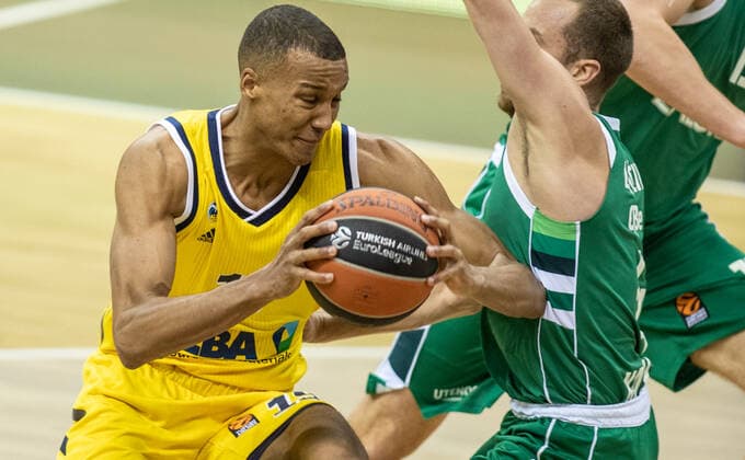 Basketball: Euroleague, Alba Berlin - Zalgiris Kaunas, Hauptrunde, 17. Spieltag, Mercedes-Benz Arena. ALBAs Louis Olinde (l) kaempft gegen Lukas Lekavicius von Zalgiris Kaunas um den Ball. ALBA Berlin - Zalgiris Kaunas