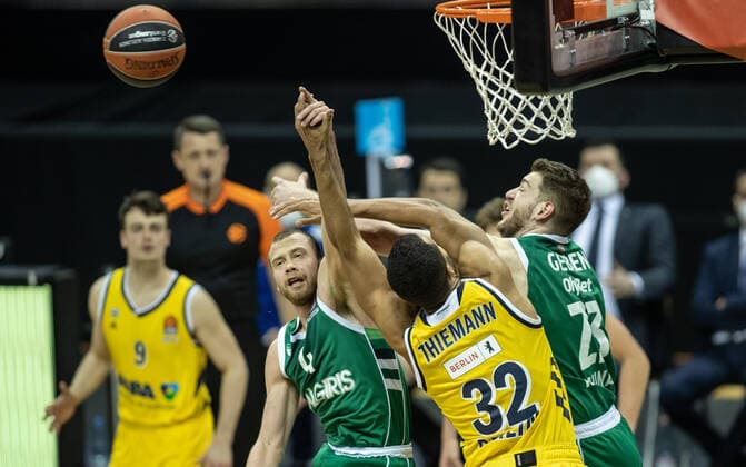 Basketball: Euroleague, Alba Berlin - Zalgiris Kaunas, Hauptrunde, 17. Spieltag, Mercedes-Benz Arena. ALBAs Johannes Thiemann (M) kaempft gegen Lukas Lekavicius (l) und Martinas Geben (r) von Zalgiris Kaunas um den Ball. ALBA Berlin - Zalgiris Kaunas