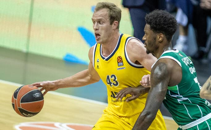 Basketball: Euroleague, Alba Berlin - Zalgiris Kaunas, Hauptrunde, 17. Spieltag, Mercedes-Benz Arena. ALBAs Luke Sikma (l) kaempft gegen Nigel Hayes von Zalgiris Kaunas um den Ball. ALBA Berlin - Zalgiris Kaunas