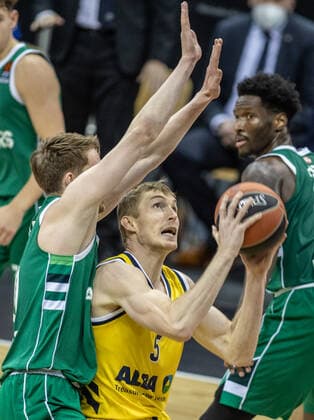 Basketball: Euroleague, Alba Berlin - Zalgiris Kaunas, Hauptrunde, 17. Spieltag, Mercedes-Benz Arena. ALBAs Niels Giffey (r) kaempft gegen Thomas Walkup von Zalgiris Kaunas um den Ball. ALBA Berlin - Zalgiris Kaunas