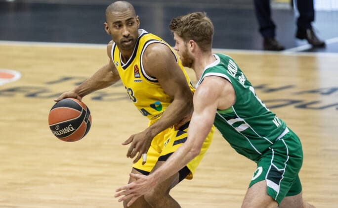 Basketball: Euroleague, Alba Berlin - Zalgiris Kaunas, Hauptrunde, 17. Spieltag, Mercedes-Benz Arena. ALBAs Jayson Granger (l) kaempft gegen Thomas Walkup von Zalgiris Kaunas um den Ball. ALBA Berlin - Zalgiris Kaunas