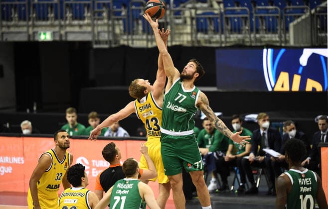 Basketball, Herren, Saison 2020 2021, EuroLeague (17. Spieltag), Alba Berlin - Zalgiris Kaunas, v.l. Luke Sikma (Alba Berlin), Joffrey Lauvergne (Zalgiris Kaunas), 29.12. 2020, Copyright: xSebastianxRäppoldx xMatthiasxKox