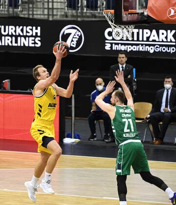 Basketball, Herren, Saison 2020 2021, EuroLeague (17. Spieltag), Alba Berlin - Zalgiris Kaunas, v.l. Luke Sikma (Alba Berlin), Arturas Milaknis (Zalgiris Kaunas), 29.12. 2020, Copyright: xSebastianxRäppoldx xMatthiasxKox