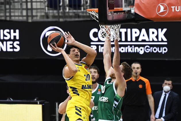 Basketball, Herren, Saison 2020 2021, EuroLeague (17. Spieltag), Alba Berlin - Zalgiris Kaunas, v.l. Simone Fontecchio (Alba Berlin), Thomas Walkup (Zalgiris Kaunas), 29.12. 2020, Copyright: xSebastianxRäppoldx xMatthiasxKox