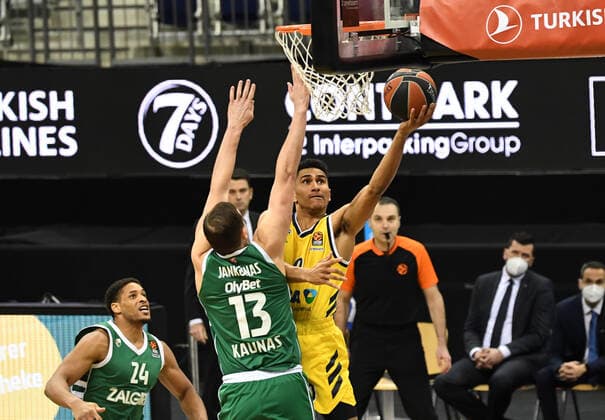 Basketball, Herren, Saison 2020 2021, EuroLeague (17. Spieltag), Alba Berlin - Zalgiris Kaunas, v.l. Augustine Rubit (Zalgiris Kaunas), Paulius Jankunas (Zalgiris Kaunas), Maodo Lo (Alba Berlin), 29.12. 2020, Copyright: xSebastianxRäppoldx xMatthiasxKox