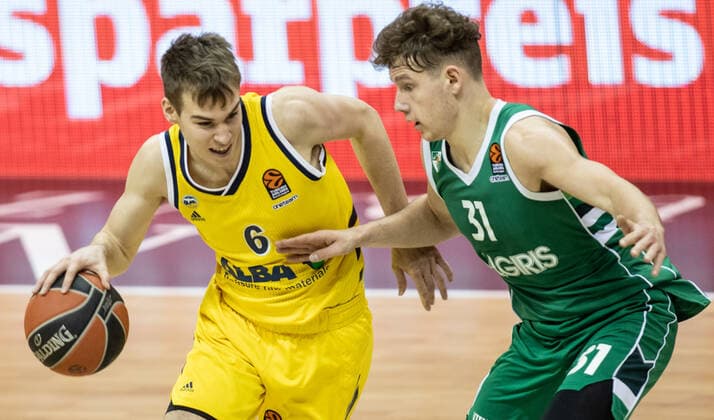 Basketball: Euroleague, Alba Berlin - Zalgiris Kaunas, Hauptrunde, 17. Spieltag, Mercedes-Benz Arena. ALBAs Malte Delow (l) kaempft gegen Rokas Jokubaitis von Zalgiris Kaunas um den Ball. ALBA Berlin - Zalgiris Kaunas