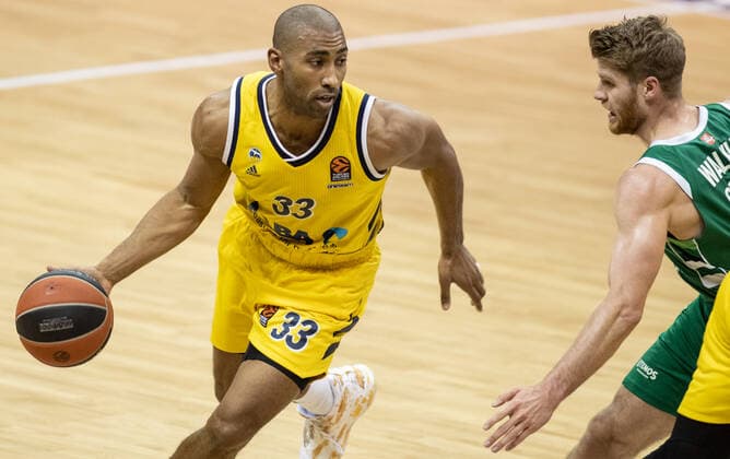 Basketball: Euroleague, Alba Berlin - Zalgiris Kaunas, Hauptrunde, 17. Spieltag, Mercedes-Benz Arena. ALBAs Jayson Granger (l) kaempft gegen Thomas Walkup von Zalgiris Kaunas um den Ball. ALBA Berlin - Zalgiris Kaunas
