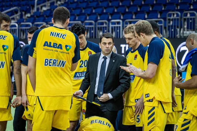 Sport Bilder des Tages Basketball Berlin 29.12.2020 Saison 2020 2021 Euroleague Regular Season Round 17 Alba Berlin vs Zalgiris Kaunas Israel Gonzalez (Alba Berlin, Assistenztrainer) als Cheftrainer, da der headcoach krankheitsbedingt ausfällt