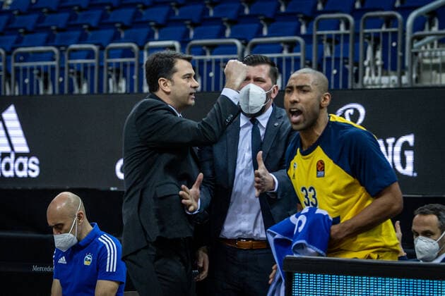 Basketball Berlin 29.12.2020 Saison 2020 2021 Euroleague Regular Season Round 17 Alba Berlin vs Zalgiris Kaunas Israel Gonzalez (Alba Berlin, Assistenztrainer) als Cheftrainer, da der headcoach krankheitsbedingt ausfällt Jubel Sebastian Trzcionka (Alba Berlin, Assistenztrainer) mi. Jayson Granger (Alba Berlin, No.33)