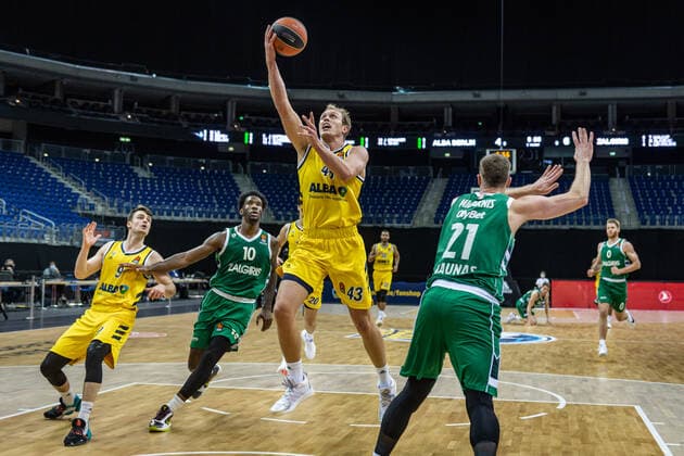 Basketball Berlin 29.12.2020 Saison 2020 2021 Euroleague Regular Season Round 17 Alba Berlin vs Zalgiris Kaunas Luke Sikma (Alba Berlin, No.43) Nigel Hayes (Kaunas, No.10) Arturas Milaknis (Kaunas, No.21)
