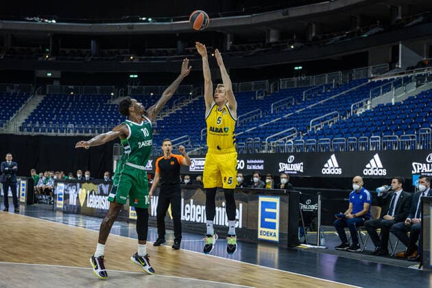 Basketball Berlin 29.12.2020 Saison 2020 2021 Euroleague Regular Season Round 17 Alba Berlin vs Zalgiris Kaunas Niels Giffey (Alba Berlin, No.05) Nigel Hayes (Kaunas, No.10)