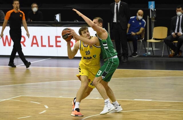 Basketball, Herren, Saison 2020 2021, EuroLeague (17. Spieltag), Alba Berlin - Zalgiris Kaunas, v.l. Tim Schneider (Alba Berlin), Paulius Jankunas (Zalgiris Kaunas), 29.12. 2020, Copyright: xSebastianxRäppoldx xMatthiasxKox