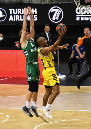 Basketball, Herren, Saison 2020 2021, EuroLeague (17. Spieltag), Alba Berlin - Zalgiris Kaunas, v.l. Rokas Jokubaitis (Zalgiris Kaunas), Jayson Granger (Alba Berlin), 29.12. 2020, Copyright: xSebastianxRäppoldx xMatthiasxKox