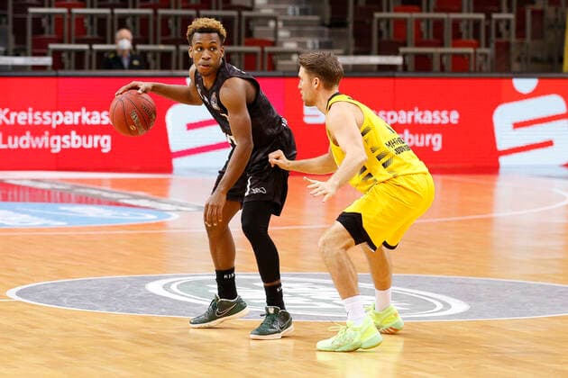 BBL easyCredit Basketball Bundesliga Saison 2020 2021 10. Spieltag am Dienstag, 29. Dezember 2020 in der MHPArena in Ludwigsburg: MHP RIESEN Ludwigsburg - Hamburg Towers v.l. TJ Shorts II ( Towers ), Jordan Hulls ( Ludwigsburg ) MHP RIESEN Ludwigsburg - Hamburg Towers