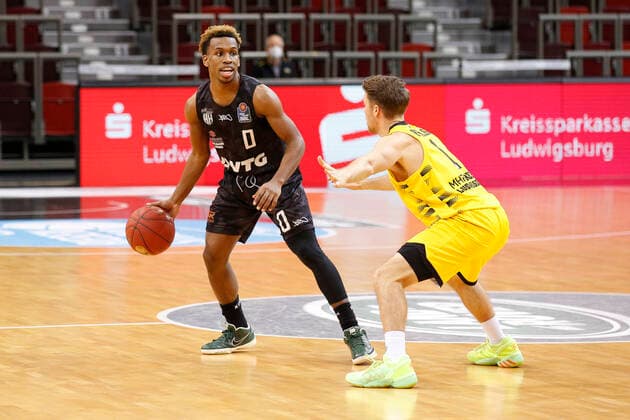 BBL easyCredit Basketball Bundesliga Saison 2020 2021 10. Spieltag am Dienstag, 29. Dezember 2020 in der MHPArena in Ludwigsburg: MHP RIESEN Ludwigsburg - Hamburg Towers v.l. TJ Shorts II ( Towers ), Jordan Hulls ( Ludwigsburg ) MHP RIESEN Ludwigsburg - Hamburg Towers