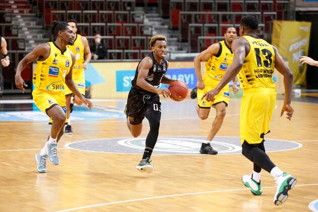 BBL easyCredit Basketball Bundesliga Saison 2020 2021 10. Spieltag am Dienstag, 29. Dezember 2020 in der MHPArena in Ludwigsburg: MHP RIESEN Ludwigsburg - Hamburg Towers v.l. Jaleen Smith ( Ludwigsburg ), TJ Shorts II ( Towers ), Tremmell Darden ( Ludwigsburg ), Yorman Polas Bartolo ( Ludwigsburg ) MHP RIESEN Ludwigsburg - Hamburg Towers