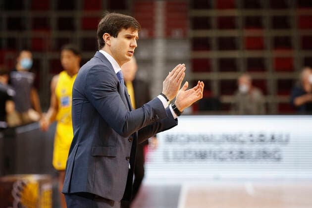 BBL easyCredit Basketball Bundesliga Saison 2020 2021 10. Spieltag am Dienstag, 29. Dezember 2020 in der MHPArena in Ludwigsburg: MHP RIESEN Ludwigsburg - Hamburg Towers Headcoach Pedro Calles ( Towers ) MHP RIESEN Ludwigsburg - Hamburg Towers
