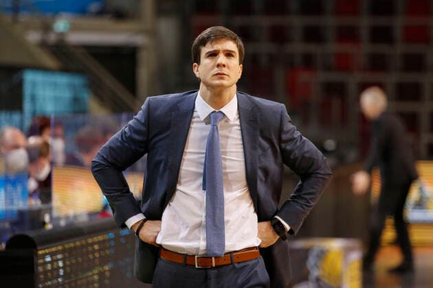 BBL easyCredit Basketball Bundesliga Saison 2020 2021 10. Spieltag am Dienstag, 29. Dezember 2020 in der MHPArena in Ludwigsburg: MHP RIESEN Ludwigsburg - Hamburg Towers Headcoach Pedro Calles ( Towers ) MHP RIESEN Ludwigsburg - Hamburg Towers