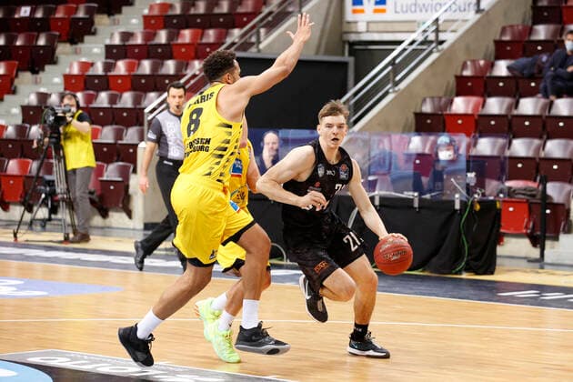 BBL easyCredit Basketball Bundesliga Saison 2020 2021 10. Spieltag am Dienstag, 29. Dezember 2020 in der MHPArena in Ludwigsburg: MHP RIESEN Ludwigsburg - Hamburg Towers v.l. Elias Harris ( Ludwigsburg ), Jordan Hulls ( Ludwigsburg ), Justus Hollatz ( Towers ) MHP RIESEN Ludwigsburg - Hamburg Towers