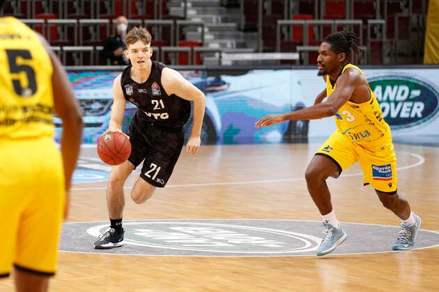 BBL easyCredit Basketball Bundesliga Saison 2020 2021 10. Spieltag am Dienstag, 29. Dezember 2020 in der MHPArena in Ludwigsburg: MHP RIESEN Ludwigsburg - Hamburg Towers v.l. Justus Hollatz ( Towers ), Jaleen Smith ( Ludwigsburg ) MHP RIESEN Ludwigsburg - Hamburg Towers