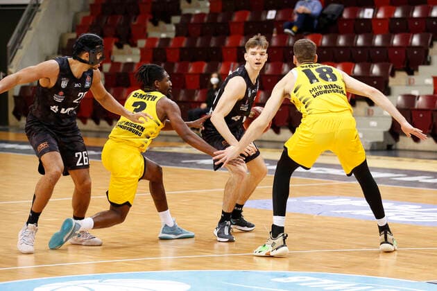 BBL easyCredit Basketball Bundesliga Saison 2020 2021 10. Spieltag am Dienstag, 29. Dezember 2020 in der MHPArena in Ludwigsburg: MHP RIESEN Ludwigsburg - Hamburg Towers v.l. Marvin Ogunsipe ( Towers ), Jaleen Smith ( Ludwigsburg ), Justus Hollatz ( Towers ), Jonas Wohlfarth Bottermann ( Ludwigsburg ) MHP RIESEN Ludwigsburg - Hamburg Towers