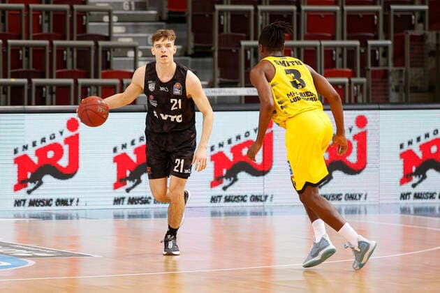 BBL easyCredit Basketball Bundesliga Saison 2020 2021 10. Spieltag am Dienstag, 29. Dezember 2020 in der MHPArena in Ludwigsburg: MHP RIESEN Ludwigsburg - Hamburg Towers v.l. Justus Hollatz ( Towers ), Jaleen Smith ( Ludwigsburg ) MHP RIESEN Ludwigsburg - Hamburg Towers