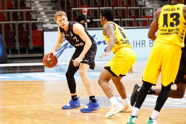BBL easyCredit Basketball Bundesliga Saison 2020 2021 10. Spieltag am Dienstag, 29. Dezember 2020 in der MHPArena in Ludwigsburg: MHP RIESEN Ludwigsburg - Hamburg Towers v.l. Jordan Swing ( Towers ), Barry Brown Jr ( Ludwigsburg ) MHP RIESEN Ludwigsburg - Hamburg Towers
