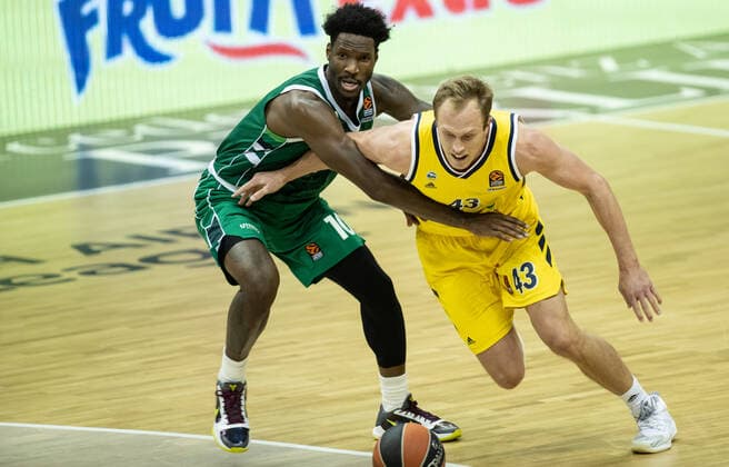Basketball: Euroleague, Alba Berlin - Zalgiris Kaunas, Hauptrunde, 17. Spieltag, Mercedes-Benz Arena. Nigel Hayes (l) von Zalgiris Kaunas kaempft gegen ALBAs Luke Sikma um den Ball. ALBA Berlin - Zalgiris Kaunas