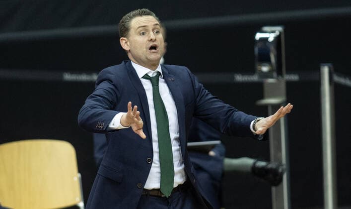 Basketball: Euroleague, Alba Berlin - Zalgiris Kaunas, Hauptrunde, 17. Spieltag, Mercedes-Benz Arena. Headcoach Martin Schiller von Zalgiris Kaunas steht gestikulierend am Spielfeldrand. ALBA Berlin - Zalgiris Kaunas