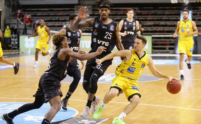 Ludwigsburg , Basketball easyCredit BBL Bundesliga , MHP RIESEN Ludwigsburg vs. Hamburg Towers , von links: T.J. Shorts ( Toweers ) Terry Allen ( Towers ) Jordan Hulls ( Riesen )