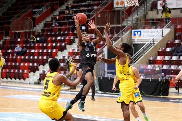 BBL easyCredit Basketball Bundesliga Saison 2020 2021 10. Spieltag am Dienstag, 29. Dezember 2020 in der MHPArena in Ludwigsburg: MHP RIESEN Ludwigsburg - Hamburg Towers v.l. Barry Brown Jr ( Ludwigsburg ), TJ Shorts II ( Towers ), Jaleen Smith ( Ludwigsburg ) MHP RIESEN Ludwigsburg - Hamburg Towers