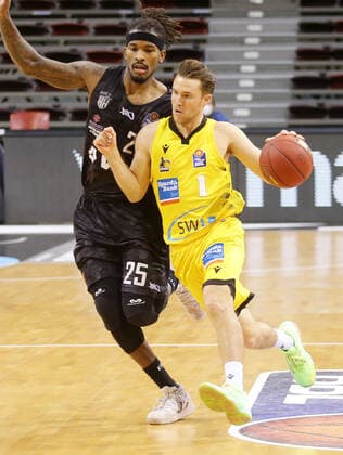 Ludwigsburg , Basketball easyCredit BBL Bundesliga , MHP RIESEN Ludwigsburg vs. Hamburg Towers , von links: Terry Allen ( Towers ) Jordan Hulls ( Riesen )